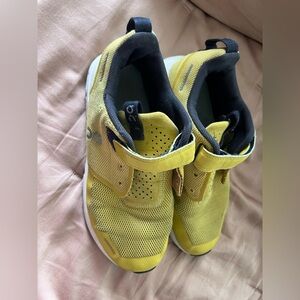 Kids boys yellow on clouds Velcro strap sneakers size 3